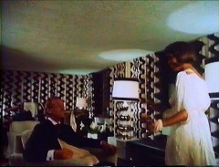 『Mr.バンピラ　眠れる棺の美女』 1974　約32分：ホテルの部屋