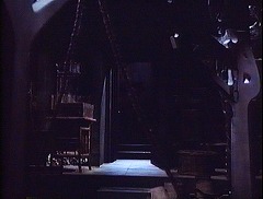 『Mr.バンピラ　眠れる棺の美女』 1974　約1時間7分：屋敷　地下室　奥に上への階段