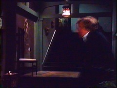 『Mr.バンピラ　眠れる棺の美女』 1974　約1時間21分：屋敷　広間の奥の階段