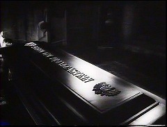 『ヤング･フランケンシュタイン』 1974　約4分：柩　左奥に暖炉