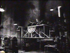 『ヤング･フランケンシュタイン』 1974　約43分：実験室　上昇する手術台
