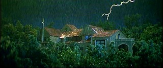 『幽霊屋敷の恐怖　血を吸う人形』 1970　約1分：夜の館＋雷雨