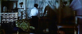 『幽霊屋敷の恐怖　血を吸う人形』 1970　約7分：二階、客室
