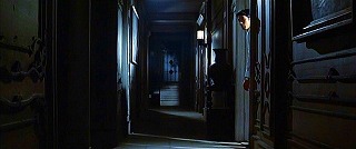 『幽霊屋敷の恐怖　血を吸う人形』 1970　約7分：二階廊下、手前が階段側