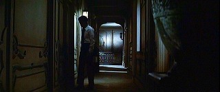 『幽霊屋敷の恐怖　血を吸う人形』 1970　約7分：二階廊下、奥が階段側