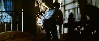 『幽霊屋敷の恐怖　血を吸う人形』 1970　約10分：二階、客室＋アトラース像(?)
