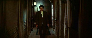 『幽霊屋敷の恐怖　血を吸う人形』 1970　約25分：一階廊下　奥が玄関広間(?)