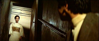 『幽霊屋敷の恐怖　血を吸う人形』 1970　約26分：半地下への階段、下から