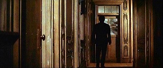 『幽霊屋敷の恐怖　血を吸う人形』 1970　約29分：一階廊下　奥に裏口