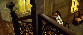 『幽霊屋敷の恐怖　血を吸う人形』 1970　約45分：玄関広間の階段、上から