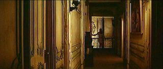 『幽霊屋敷の恐怖　血を吸う人形』 1970　約45分：二階廊下、奥が階段側