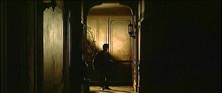 『幽霊屋敷の恐怖　血を吸う人形』 1970　約55分：二階廊下　奥が階段側