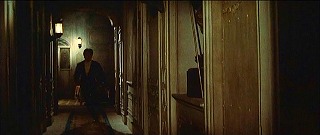 『幽霊屋敷の恐怖　血を吸う人形』 1970　約1時間6分：一階廊下　奥が玄関広間(?)　