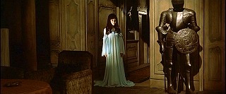 『幽霊屋敷の恐怖　血を吸う人形』 1970　約1時間7分：玄関広間　奥中央から一階廊下(?)