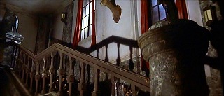 『呪いの館　血を吸う眼』 1971　約2分：階段、下から