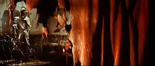 『呪いの館　血を吸う眼』 1971　約3分：破れた赤のカーテン越しに鎧　玄関広間(?)