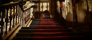 『呪いの館　血を吸う眼』 1971　約3分：階段、真下から