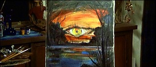 『呪いの館　血を吸う眼』 1971　約8分：姉妹の家　浮かぶ眼の絵」を立てかけたイーゼル