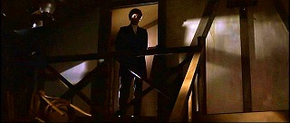 『呪いの館　血を吸う眼』 1971　約14分：レストハウス、吹抜歩廊　右から下へ階段