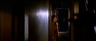 『呪いの館　血を吸う眼』 1971　約24分：姉妹の家　二階廊下