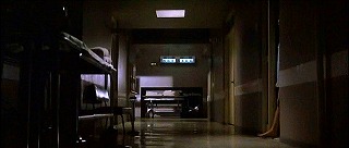 『呪いの館　血を吸う眼』 1971　約29分：病院の廊下