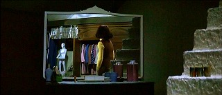 『呪いの館　血を吸う眼』 1971　約47分：姉妹の家　秋子の部屋＋階段状の棚とその鏡像