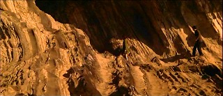 『呪いの館　血を吸う眼』 1971　約1時間5分：岩だらけの海岸