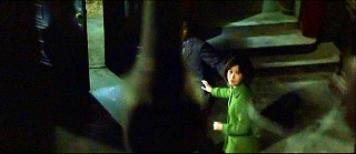 『呪いの館　血を吸う眼』 1971　約1時間10分：館　吹抜歩廊から玄関の方を見下ろす　右手に数段の階段