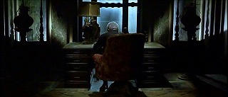 『呪いの館　血を吸う眼』 1971　約1時間11分：館　吹抜歩廊から折れた廊下、すぐ右の部屋