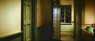 『血を吸う薔薇』 1974　約24分：寮　二階廊下