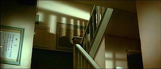 『血を吸う薔薇』 1974　約47分：寮　一階と二階の間の階段、下から　手前右に舎監室