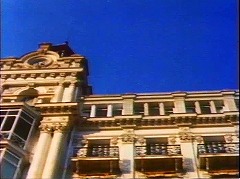 『ラ・パロマ』 1974　約25分：通り沿い(?)の建物、下から