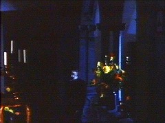 『ラ・パロマ』 1974　約58分：奥右に庭からの扉口か玄関