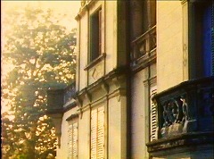 『ラ・パロマ』 1974　約1時間16分：壁　二階とバルコニー、斜めから