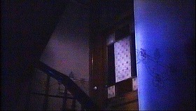 『デ　ジャ　ヴュ』 1987　約4分：アパートの階段室、下から