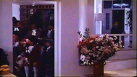 『デ　ジャ　ヴュ』 1987　約50分：レストラン　右奥に出入口