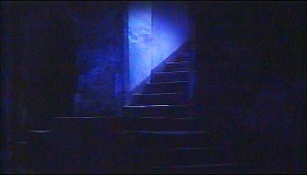 『デ　ジャ　ヴュ』 1987　約55分：城　玄関先　扉と上への階段