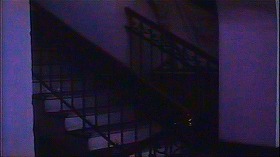 『デ　ジャ　ヴュ』 1987　約1時間24分：城　二階(?)と出入口とを結ぶ階段
