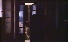 『季節のはざまで』 1992　約9分：通用口のある部屋から廊下への扉