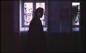 『季節のはざまで』 1992　約9分：通用口のある部屋の先の廊下
