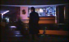 『季節のはざまで』 1992　約10分：奥にバーのカウンター、左にピアノ、左奥に鏡