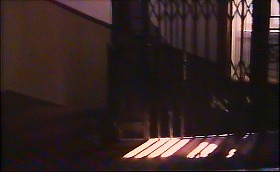 『季節のはざまで』 1992　約1時間29分：エレヴェイター周りの螺旋階段