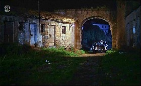 『影なき淫獣』 1973　約38分：長屋風の廃墟と門