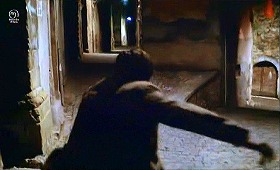 『影なき淫獣』 1973　約52分：村の路地