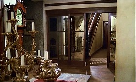 『影なき淫獣』 1973　約57分：別荘内　奥に階段