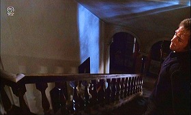 『影なき淫獣』 1973　約1時間27分：別荘　階段