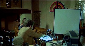 『赤い影』 1973　約5分：奥の壁にステラ《バスラ門Ⅱ》(1968)のポスター(?)