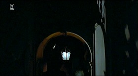 『赤い影』 1973　約1時間32分：警察署内の階段