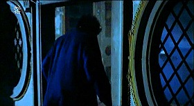 『赤い影』 1973　約1時間43分：斜め格子の丸窓にはさまれた扉口