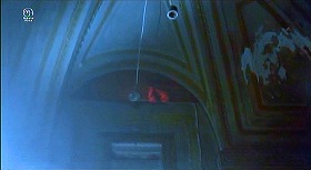 『赤い影』 1973　約1時間43分：扉口とその上の開口部